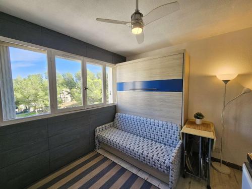 Cette chambre dispose d'un banc et de fenêtres. dans l'établissement Studio moderne au calme, piscine dans la résidence, lave linge, à Saint-Mandrier-sur-Mer