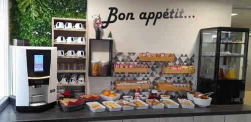 eine Vorführung von Lebensmitteln auf einer Theke in einem Geschäft in der Unterkunft FastHotel Montpellier Ouest - Un Hôtel FH Classic in Saint-Jean-de-Védas