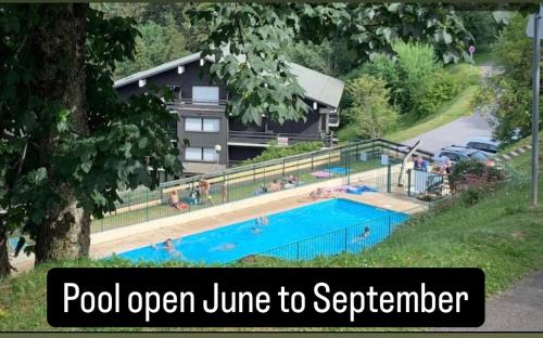 - une piscine en face d'une maison avec piscine de mots ouverte de juin à juin dans l'établissement Turquoise 551, à Saint-Gervais-les-Bains