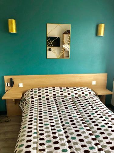 a bedroom with a bed and a mirror on the wall at Hôtel Colisée-Verdun Centre Gare Saint-Roch in Montpellier