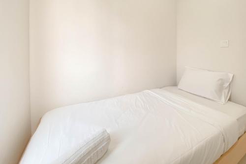 Katil atau katil-katil dalam bilik di Good and Spacious 3BR at Springlake Summarecon Bekasi Apartment By Travelio