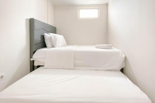 Katil atau katil-katil dalam bilik di Good and Spacious 3BR at Springlake Summarecon Bekasi Apartment By Travelio
