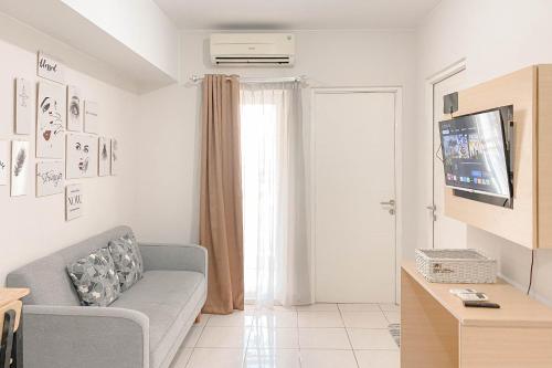 Televisyen dan/atau pusat hiburan di Good and Spacious 3BR at Springlake Summarecon Bekasi Apartment By Travelio