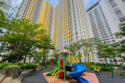 Kawasan permainan kanak-kanak di Good and Spacious 3BR at Springlake Summarecon Bekasi Apartment By Travelio