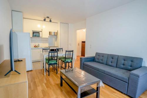un salon avec un canapé et une table dans l'établissement Appartement Châtenay-Malabry, à Châtenay-Malabry