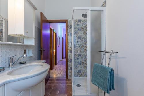 Ένα μπάνιο στο Where the Mountain Meets the City