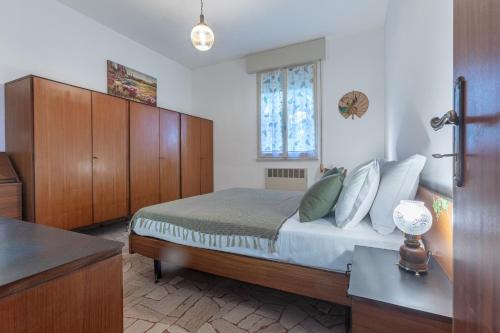 Ένα ή περισσότερα κρεβάτια σε δωμάτιο στο Where the Mountain Meets the City