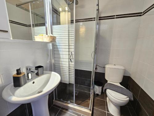 um banheiro com vaso sanitário, pia e chuveiro em Sea Vibes Studio em Ýpsos