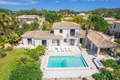 Swimmingpoolen hos eller tæt på La fourmilière