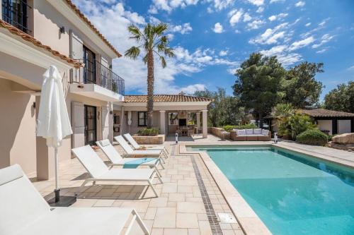 une villa avec piscine et chaises longues dans l'établissement La fourmilière, à Lecci