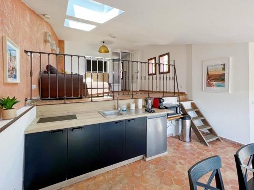 une cuisine avec un évier et un plan de travail dans l'établissement Duplex centre de Roussillon avec Climatisation et vue, à Roussillon