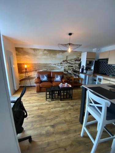 un salon avec un canapé et une table dans l'établissement perros guirec centre, à Perros-Guirec
