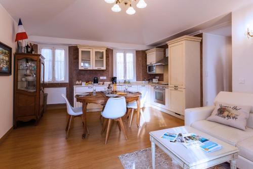 une cuisine et un salon avec une table et un canapé dans l'établissement HEAVEN AP4440 By Riviera Holiday Homes, à Villefranche-sur-Mer