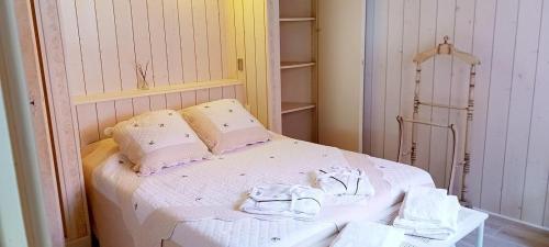 une chambre avec un lit avec des serviettes dessus dans l'établissement Le coin de paradis, à Saint-Raphaël