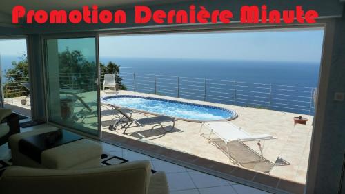 Elle offre une vue sur un balcon doté d'une piscine. dans l'établissement Le coin de paradis, à Saint-Raphaël