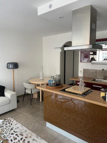 une cuisine avec un comptoir et une table dans l'établissement M du Prado, à Marseille