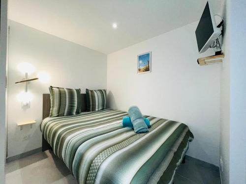 une chambre avec un lit avec un animal en peluche dessus dans l'établissement Le Lys Bleu, à Angers