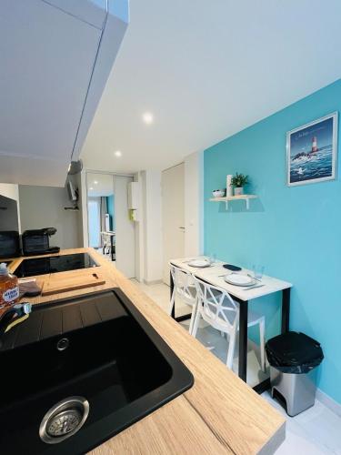 une cuisine avec un comptoir et une table dans l'établissement Le Lys Bleu, à Angers