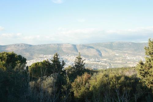 a view of a city from a mountain at הבית ליד הבוסתן in Mikhmannim