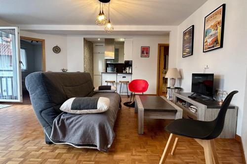 un salon avec un canapé et une table dans l'établissement Bright T3 with ocean view and parking lot - Hendaye, à Hendaye