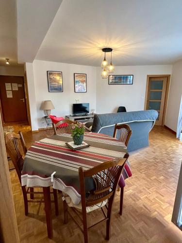 un salon avec une table et un canapé dans l'établissement Bright T3 with ocean view and parking lot - Hendaye, à Hendaye