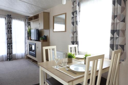 a kitchen and dining room with a table and chairs at Mercury Yacht Harbour and Holiday Park in Bursledon