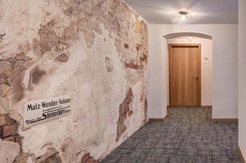 Hotel Röhrlに飾ってある許可証、賞状、看板またはその他の書類