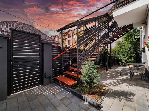 una escalera que conduce a una casa con patio en Ben Apartments Central Urban Escape, en Sibiu