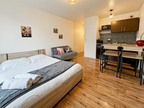 une chambre avec un lit et une cuisine dans l'établissement Cosy Studio Disneyland Paris - Rentaway BnB, à Montévrain