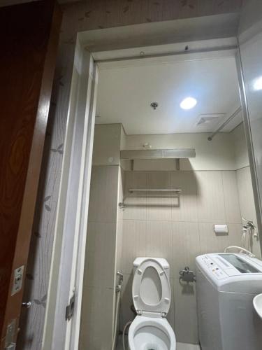 マニラにあるShell residence moaのトイレと洗面台のある小さなバスルーム