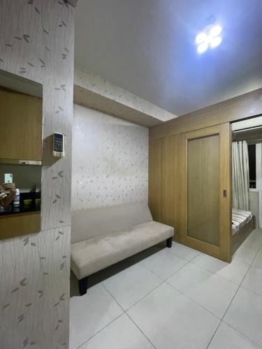 マニラにあるShell residence moaのベンチ付きの部屋