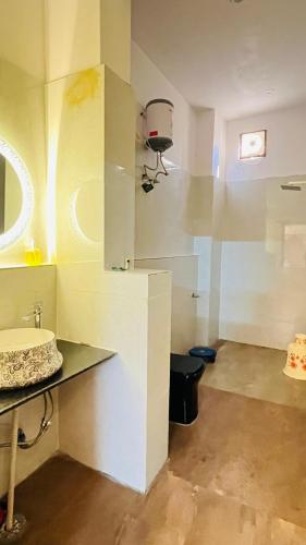 a bathroom with a sink and a toilet in a room at Hotel Ushaan Haveli in Udaipur
