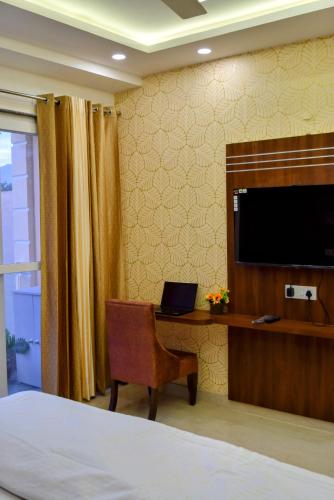 Μια τηλεόραση ή/και κέντρο ψυχαγωγίας στο Rishyana Homes,Luxurious Apartment Near Mussoorie