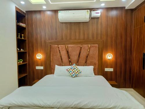 Ένα ή περισσότερα κρεβάτια σε δωμάτιο στο Rishyana Homes,Luxurious Apartment Near Mussoorie