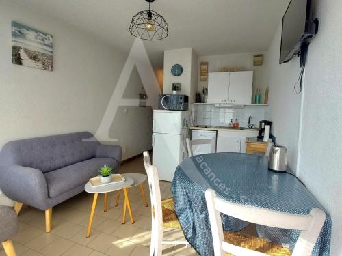 Il dispose d'une cuisine et d'un salon avec une table et un canapé. dans l'établissement T3 en plein coeur Corniche et proche des plages, à Sète