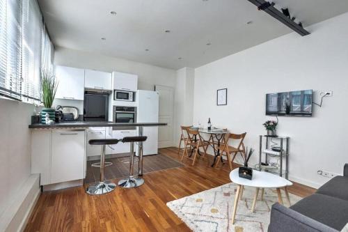 une cuisine et un salon avec un canapé et une table dans l'établissement Bluestay 650 - Superb apartment in Paris, à Paris