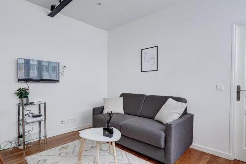 un salon avec un canapé et une table dans l'établissement Bluestay 650 - Superb apartment in Paris, à Paris