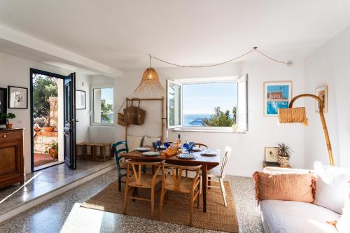 un salon avec une table et un canapé dans l'établissement CASA ROSALIE VI4442 By Riviera Holiday Homes, à Villefranche-sur-Mer