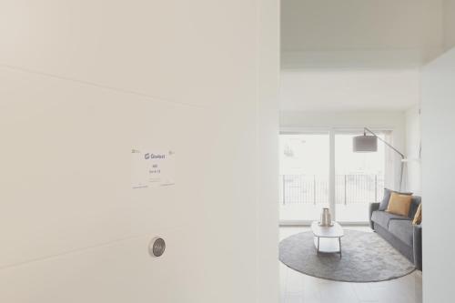 ミラノにあるGoHost - Modern and Bright Apartments with Terrace and Balconyのソファとテーブルのあるリビングルーム