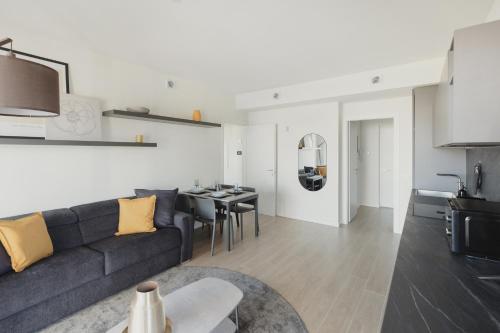 ミラノにあるGoHost - Modern and Bright Apartments with Terrace and Balconyのソファとテーブルのあるリビングルーム