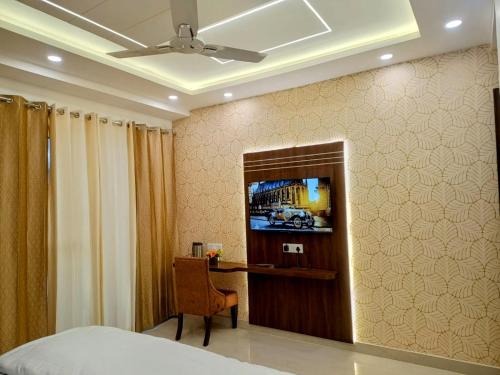 Μια τηλεόραση ή/και κέντρο ψυχαγωγίας στο Rishyana Homes,Luxurious Apartment Near Mussoorie