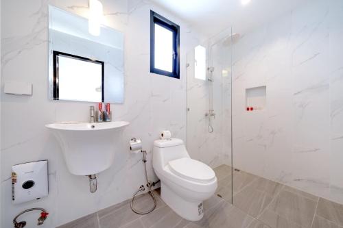 Bilik mandi di Goldena Twin Private Pool Villas