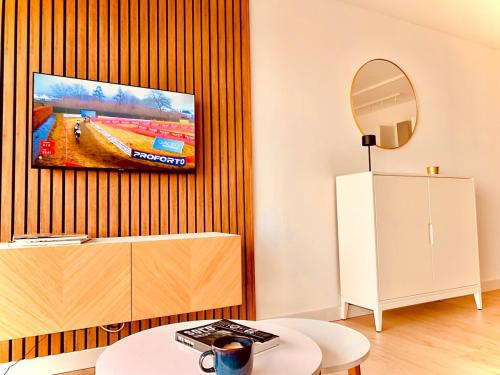 TV a/nebo společenská místnost v ubytování Enjoy and relax with a view of the sea