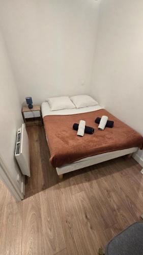 une chambre avec un lit avec deux oreillers dessus dans l'établissement Le Banksy hyper centre avec terrasse, à Niort