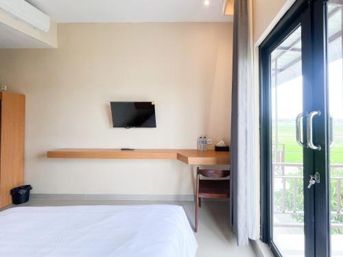 Телевизор и/или развлекательный центр в Urbanview near Sunrise Mall Mojokerto