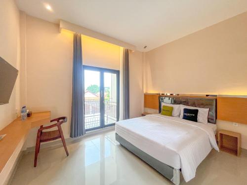 Кровать или кровати в номере Urbanview near Sunrise Mall Mojokerto