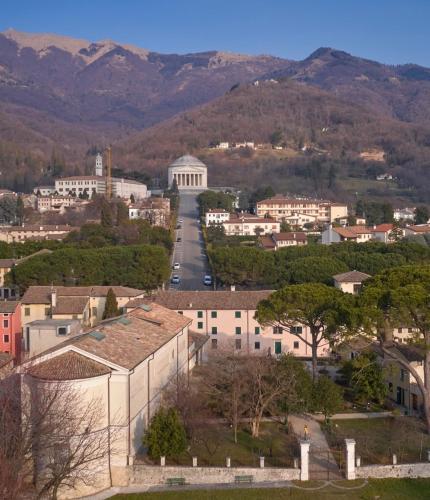 a view of a town with mountains in the background at B&B Relief in Possagno