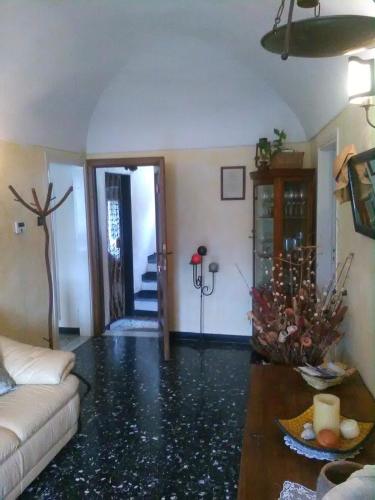a living room with a couch and a table at Casa Mami in Isolalunga