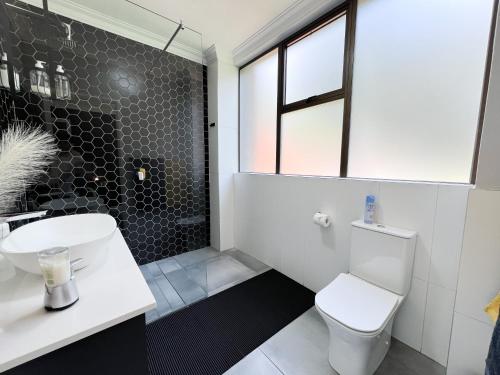 Ένα μπάνιο στο Afrique134 Willow Tree Private Garden Suite