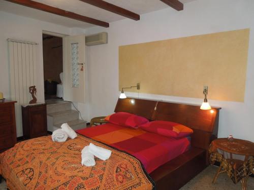 a bedroom with a bed with towels on it at Casa Mami in Isolalunga